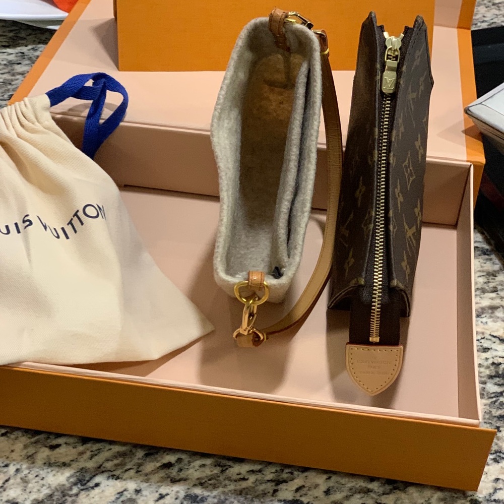 ⏰Louis Vuitton Toiletry 15 w/LV strap - Picture 13 of 16